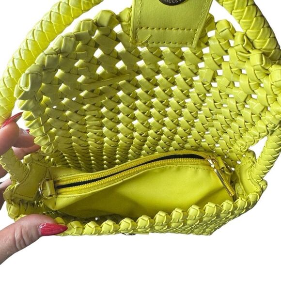NWOT Expressions NYC Yellow Woven Crossbody Bag - Picture 6 of 7